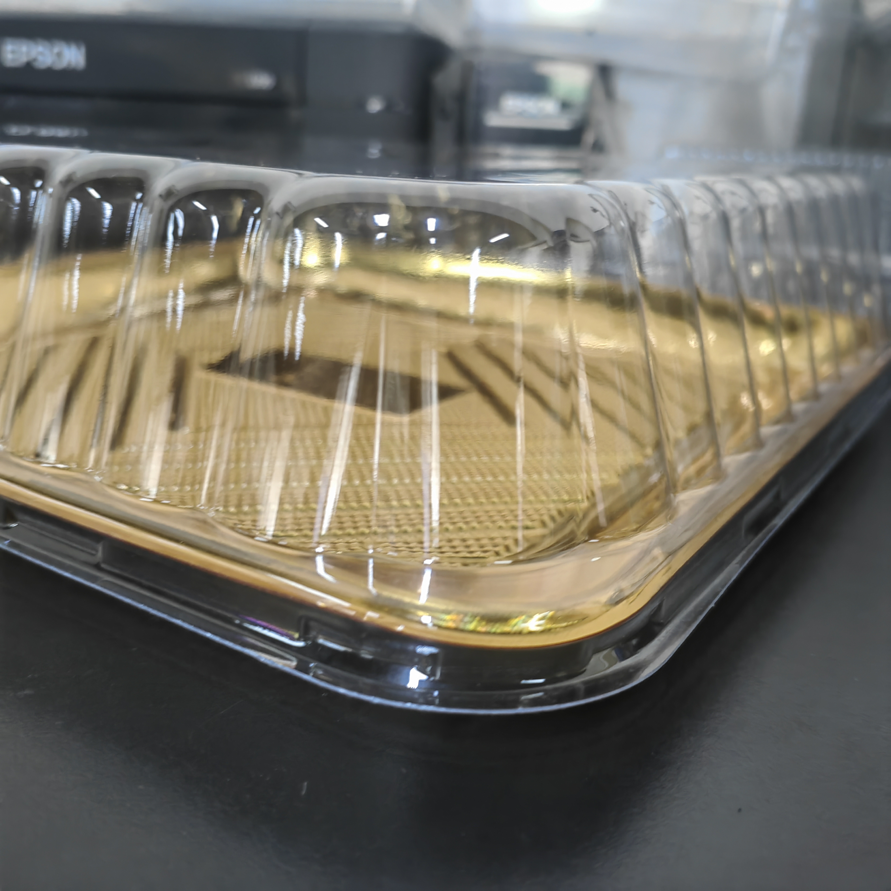 cake container with lid