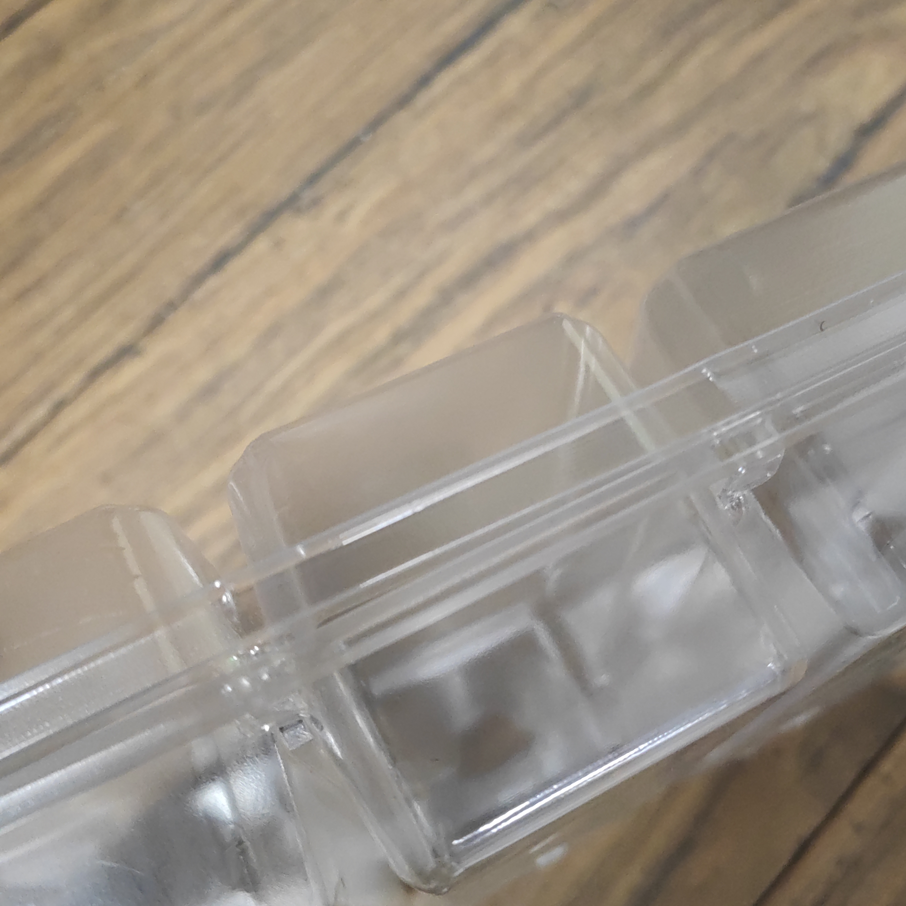 Hinged clamshell plant packaging