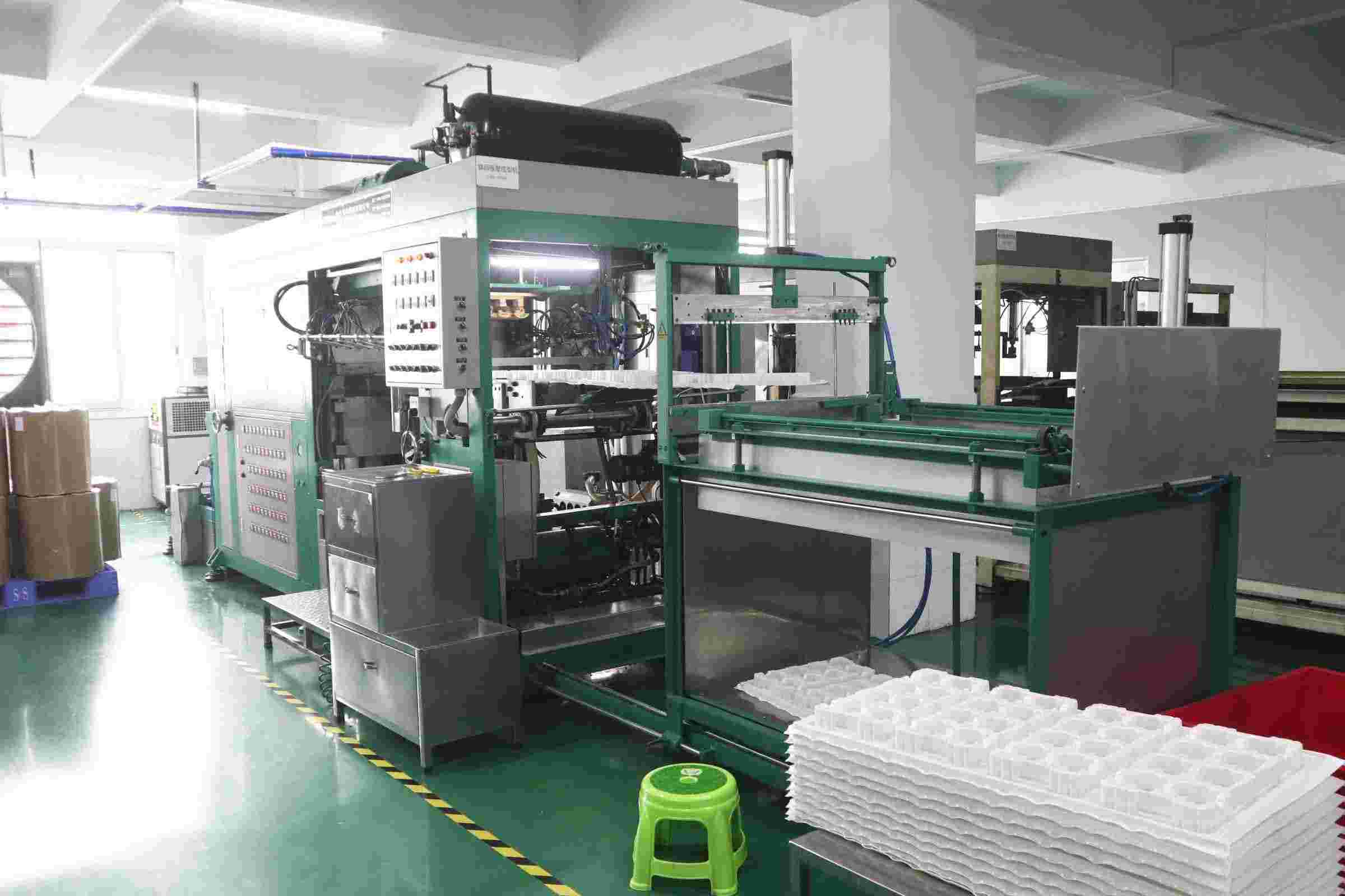 Singapore Curry Food Clients Visit Guangzhou Rosin Packaging Factory for an On-site Inspection
